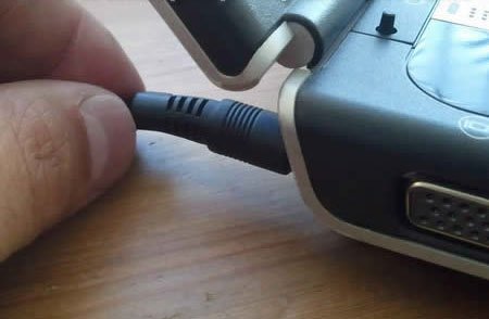 Cần làm gì khi laptop sạc không vào điện?